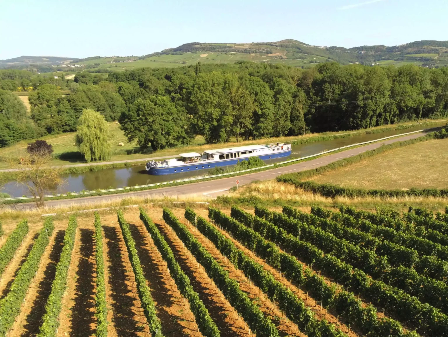 1.-European-Waterways-Finesse__crusing_past_vineyards__july_2023_2-scaled