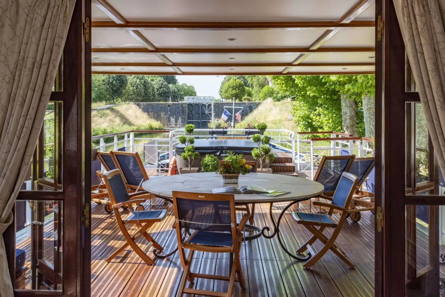 2.-European-Waterways-Renaissance-sundeck-21--scaled